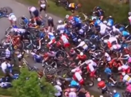 Болельщица спровоцировала массовое падение велогонщиков на "Тур де Франс", - ВИДЕО