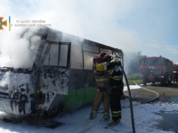 В Харькове автобус сгорел дотла прямо на маршруте (ФОТО, ВИДЕО)
