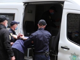 Под Днепром сын забил мать молотком и отправил в больницу ее сожителя