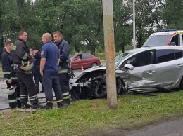 На Днепровской два автомобиля от столкновения разбились в лепешку