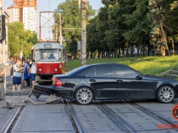 В Днепре на Грушевского Mercedes "потерял" выхлопную трубу и бампер на трамвайном переезде: образовалась пробка