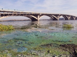 На грани катастрофы: в водах Днепра выявлено более сотни опасных веществ