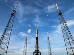 SpaceX в последний момент отменила запуск спутников через самолет в небе