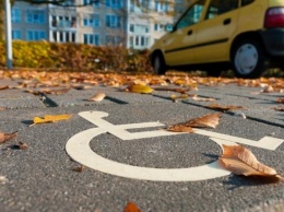 Штрафовать за парковку на местах для инвалидов разрешили инспекторам