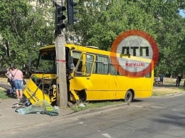 В Киеве маршрутка на полном ходу врезалась в столб