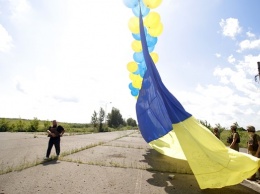 Военные запустили в сторону Донецка украинский флаг
