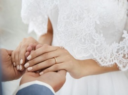 Можно ли жениться до совершеннолетия в Украине: ответ юриста
