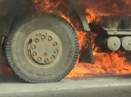 На трассе в Запорожской области у грузовика на ходу загорелось колесо