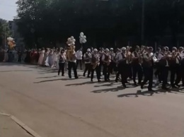 В Кривом Роге прошел марш выпускников