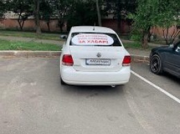 Замначальнику ГАСК в Николаеве обклеили машину наклейками "хабарник"