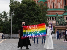 На Красной площади в Москве задержали активистов с радужным флагом
