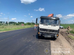 Возле Безлюдовки грузовик наехал на дорожного рабочего