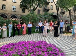 Островок зелени в сердце Киева: на Прорезной открыли обновленный сквер
