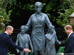 Памятник леди Ди открыт в ее любимом саду