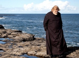 Теперь не страшно: в Кирилловке священник освятил пляж, песок и продавца креветок