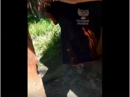 В Донецке подростки сожгли футболку с гербом "ДНР", - ФОТО