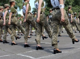 Нардепы шокированы обувью курсанток на военном параде