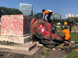 В Канаде протестующие снесли статуи двух королев
