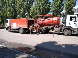 В Одессе приводят в порядок дождеприемные колодцы. Фото