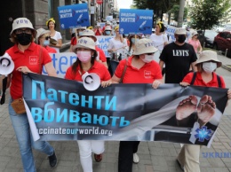В Киеве состоялся марш в поддержку вакцинации