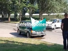 В Мелитополе сильно столкнулись две легковушки: машины разбиты (видео)