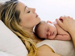 Голливудская звезда Эмбер Херд опубликовала фото своей новорожденной дочери