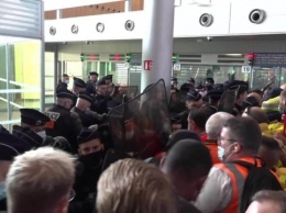 В Париже бастовали работники главных столичных аэропортов