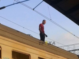 На Леваде мужчина угрожает суицидом, стоя на крыше поезда (видео)