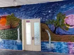 Каховский художник разрисовал стену в детском доме
