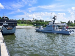 Завтра - День ВМС: в Николаев военные катера уже прибыли (ФОТО)
