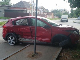 Смятый бок и разбитый бампер: на перекрестке в Харькове столкнулись два авто, есть пострадавший, - ФОТО