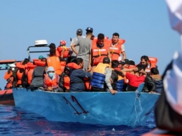 У побережья Туниса потерпело крушение судно с мигрантами, десятки погибших