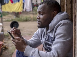 В Зимбабве учитель без образования успешно готовит к экзаменам учеников, используя лишь дешевый смартфон