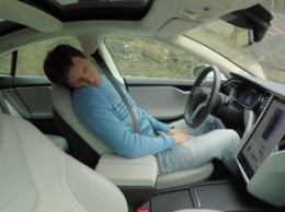 Режим сна нарушать нельзя: Tesla на шоссе со спящим водителем за рулем (видео)