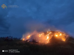 Под Купянском - масштабный пожар в фермерском хозяйстве. Горели тонны соломы (фото)