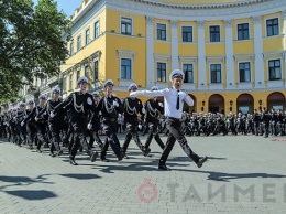 Офицерский вальс и барабанное подразделение: выпуск будущих полицейских состоялся у статуи Дюка
