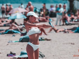Жители Днепра спасаются от жары на пляжах: ищи себя на фото