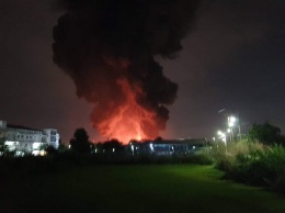 Мощный взрыв в Бангкоке. Горит завод (ФОТО, ВИДЕО)