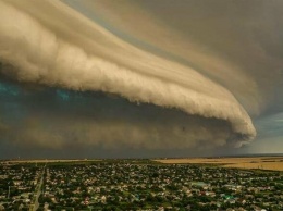 Запорожский курорт накрыло огромным грозовым облаком, - ВИДЕО