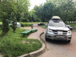 Не пройдешь: жители Куреневки жалуются на стихийную парковку в парке