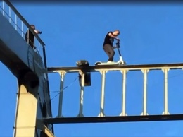 Ума палата: киевлянин катался на электросамокате по верхушке Пешеходного моста