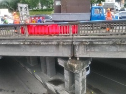 Еще один устал: с Берестейского моста кусок бетона упал на машину