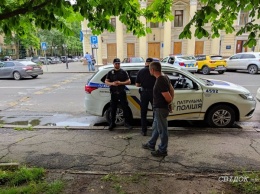 В Николаеве мужчина посреди бела дня побил окна в мэрии (ВИДЕО)