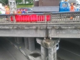 В Киеве посыпался мост у метро "Берестейская" (ФОТО)