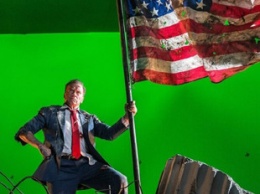 Появилось фото со съемок «Кунг Фьюри 2», на нем Шварцнеггер машет флагом США
