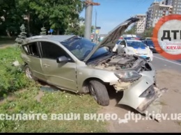 В Киеве произошло серьезное ДТП. Машина разбита, водитель в реанимации, - ВИДЕО