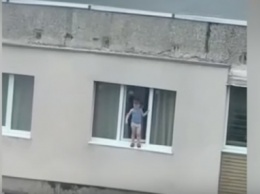 4-летний малыш гулял по подоконнику девятого этажа (видео)