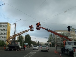 Романтика в стиле Победы-6: в Днепре на жилмассиве запечатлели "арку" из кранов (ФОТО)