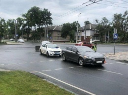 В Мариуполе вблизи мультицентра "Форд" сбил женщину, - ФОТО