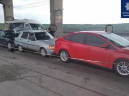 В Запорожье на мосту Преображенского в результате ДТП столкнулись три автомобиля, - ФОТО